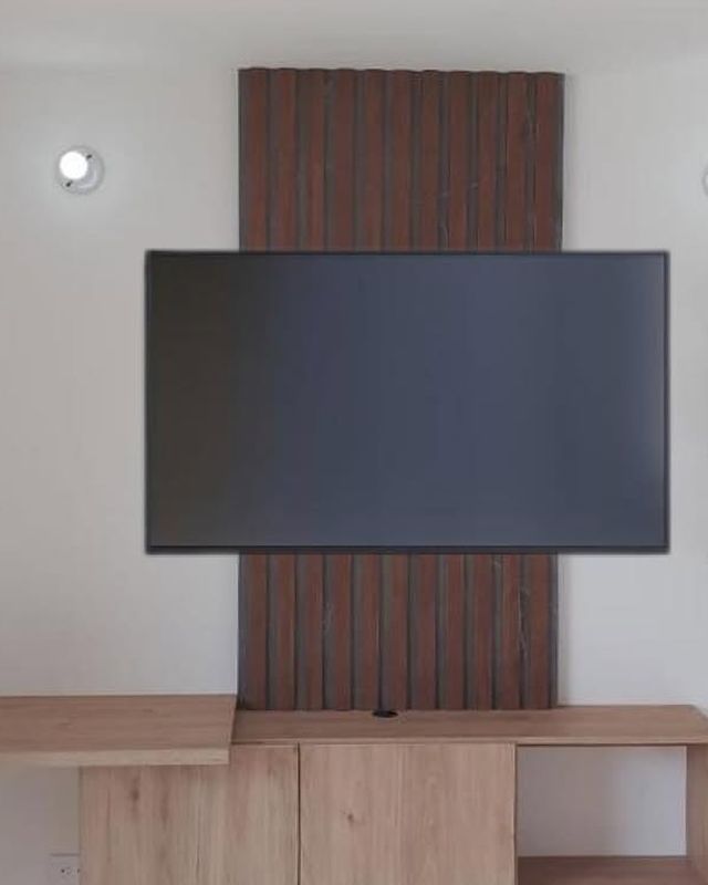 Mueble de TV flotante con listones