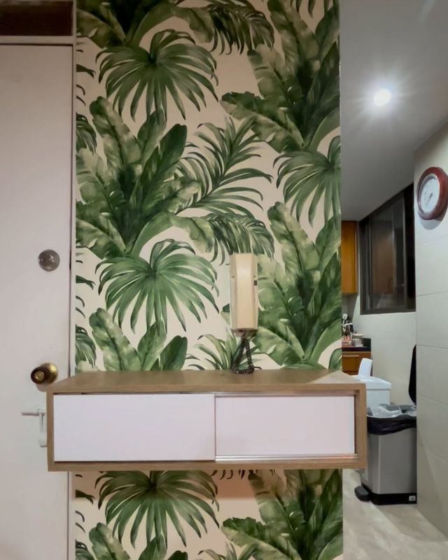 Recibidor con papel de colgadura de hojas tropicales