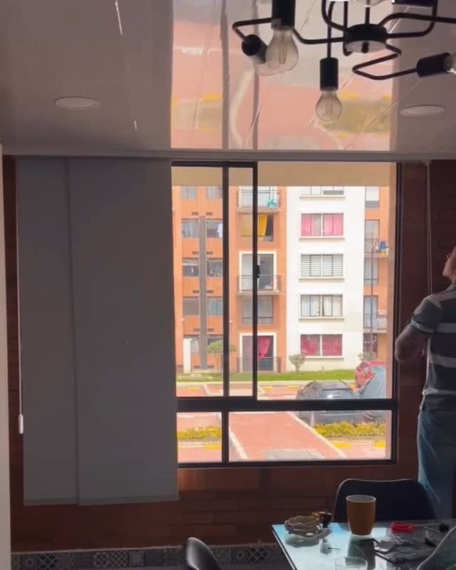 Comedor con ventanal y persiana
